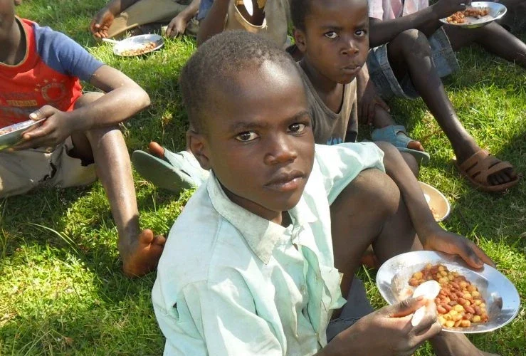 children_having_lunch_Large